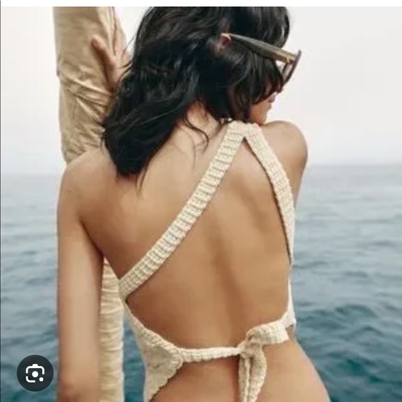 Asymmetrical backless crochet top - Picture 4 of 5